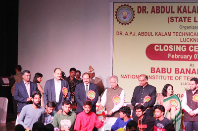 AKGEC Basketball Boys Team receiving the Silver <br>medal from Cabinet Minister, Shri Ashutosh Tandon.