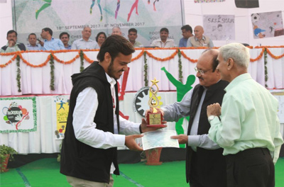 Organising Head, Shashank Singh receiving his award from the Director.