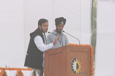 Organising Head and College Captain giving the Vote of Thanks.